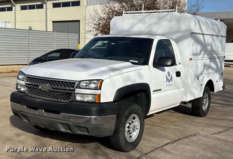 image for item ES5501 2005 Chevrolet Silverado 2500HD utility bed pickup truck