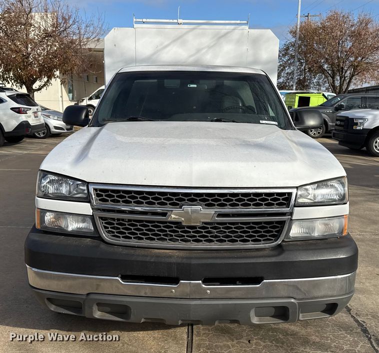 image for item ES5501 2005 Chevrolet Silverado 2500HD utility bed pickup truck