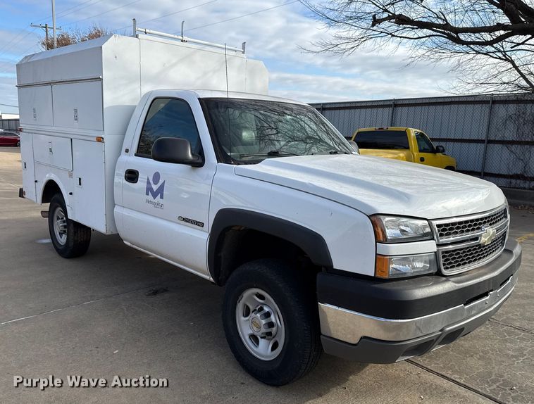 image for item ES5501 2005 Chevrolet Silverado 2500HD utility bed pickup truck