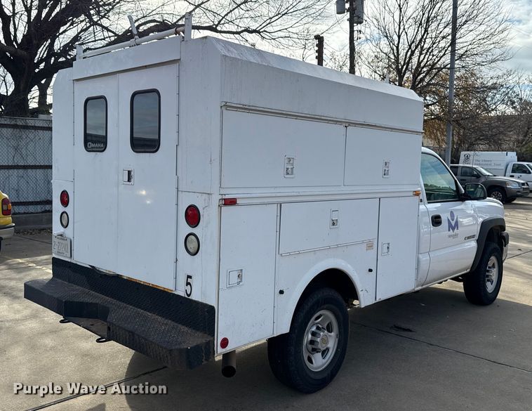 image for item ES5501 2005 Chevrolet Silverado 2500HD utility bed pickup truck