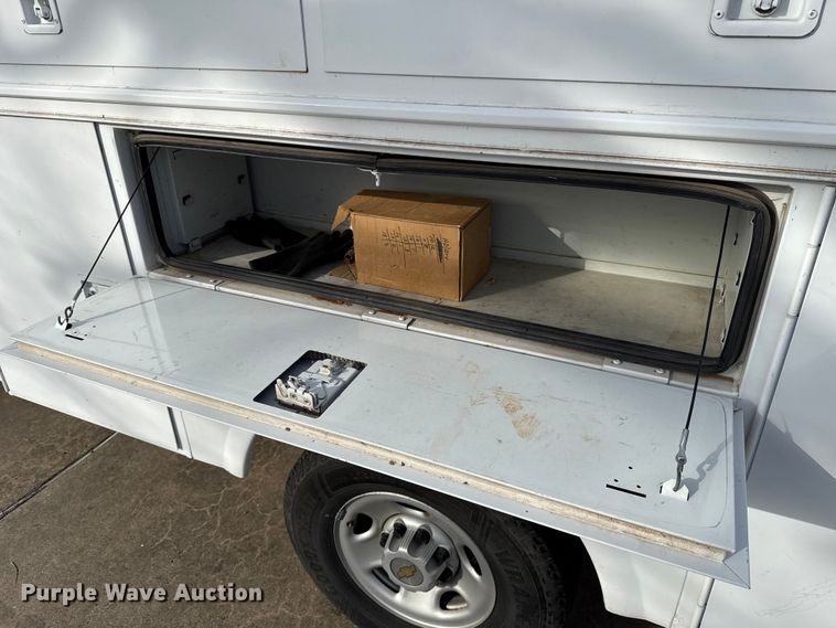 image for item ES5501 2005 Chevrolet Silverado 2500HD utility bed pickup truck