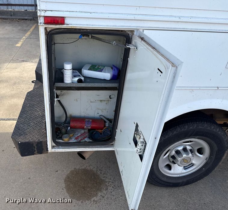 image for item ES5501 2005 Chevrolet Silverado 2500HD utility bed pickup truck