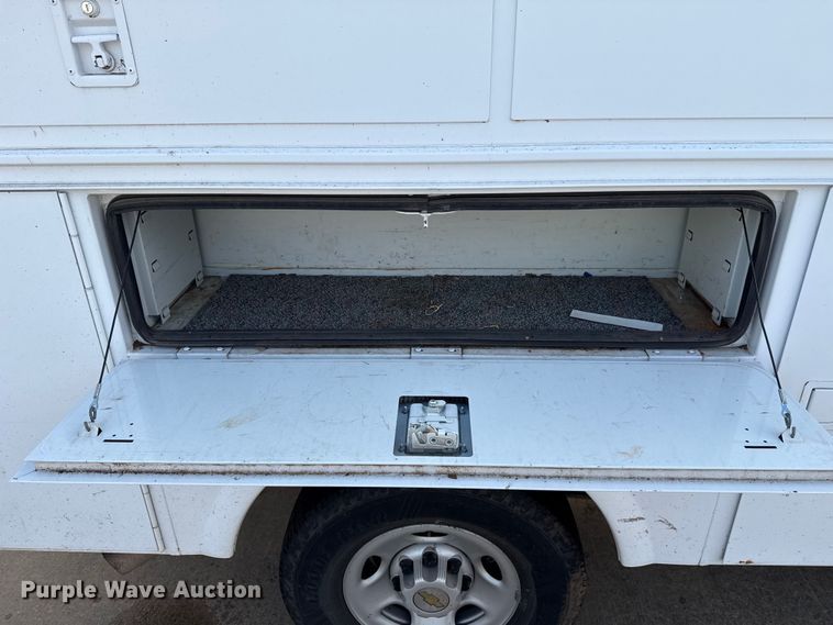 image for item ES5501 2005 Chevrolet Silverado 2500HD utility bed pickup truck