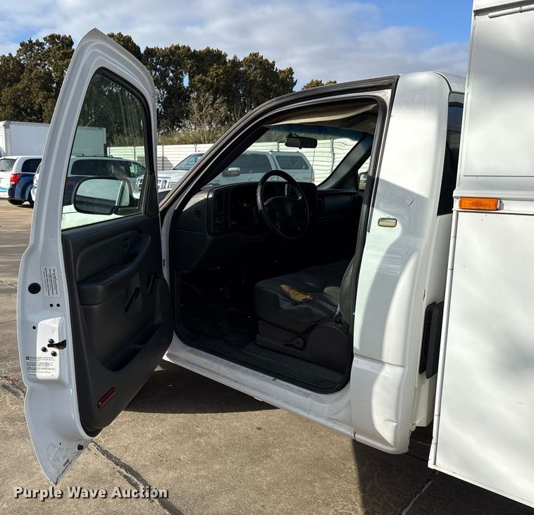 image for item ES5501 2005 Chevrolet Silverado 2500HD utility bed pickup truck