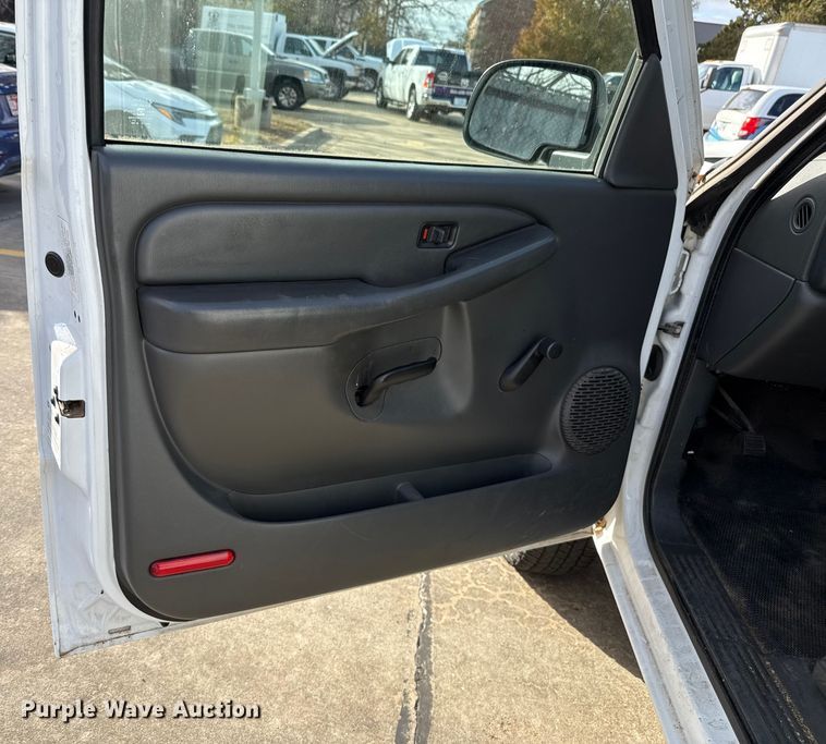 image for item ES5501 2005 Chevrolet Silverado 2500HD utility bed pickup truck