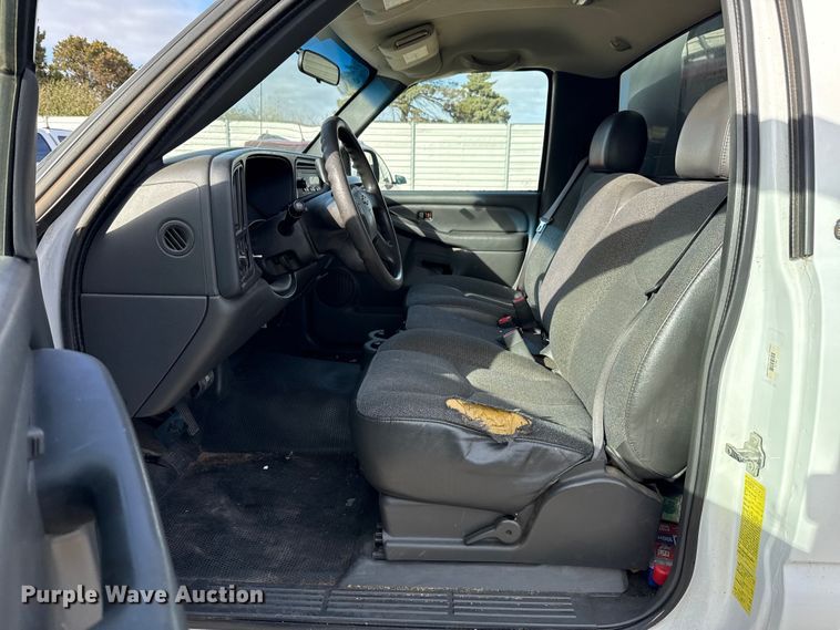 image for item ES5501 2005 Chevrolet Silverado 2500HD utility bed pickup truck