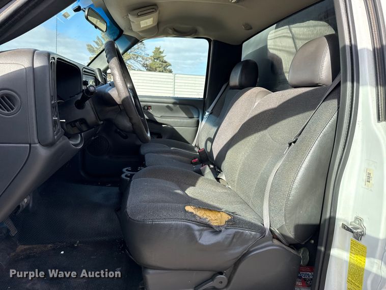 image for item ES5501 2005 Chevrolet Silverado 2500HD utility bed pickup truck