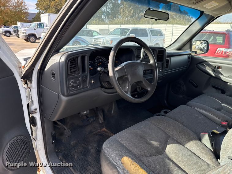 image for item ES5501 2005 Chevrolet Silverado 2500HD utility bed pickup truck