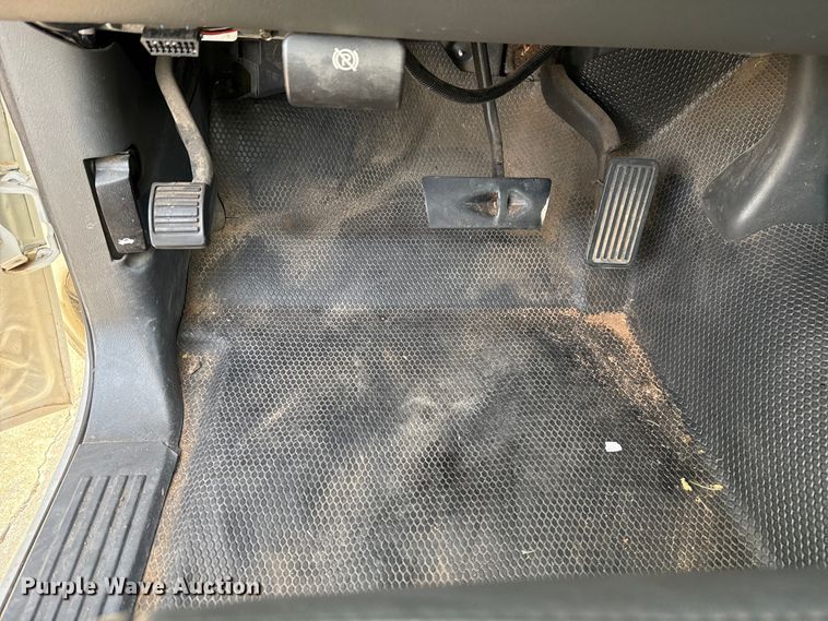 image for item ES5501 2005 Chevrolet Silverado 2500HD utility bed pickup truck