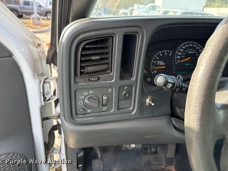 image for item ES5501 2005 Chevrolet Silverado 2500HD utility bed pickup truck