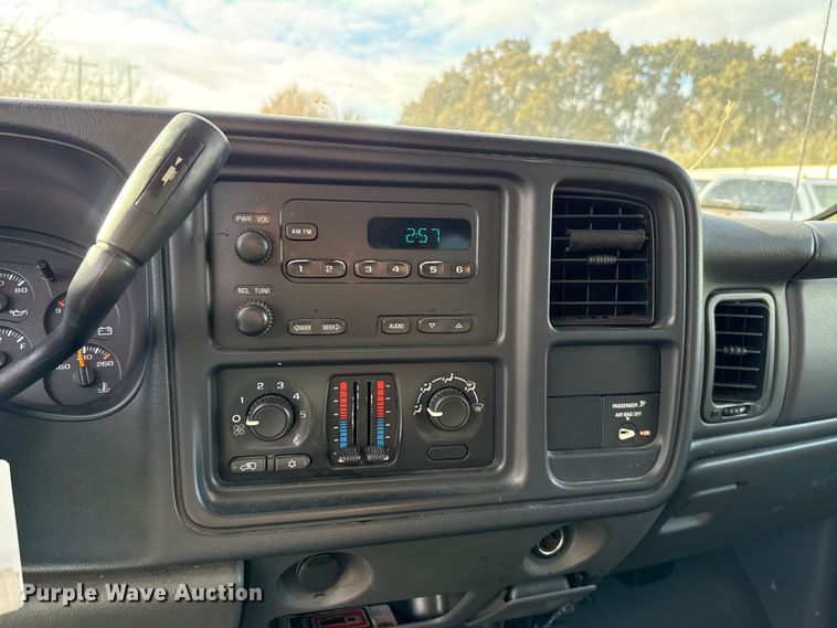 image for item ES5501 2005 Chevrolet Silverado 2500HD utility bed pickup truck