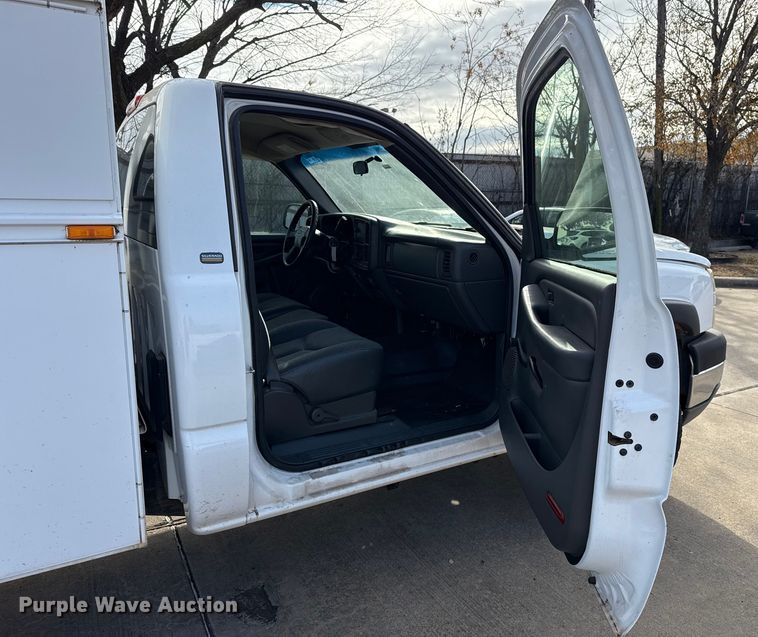 image for item ES5501 2005 Chevrolet Silverado 2500HD utility bed pickup truck