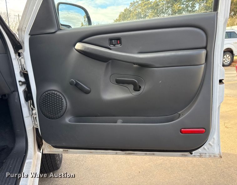 image for item ES5501 2005 Chevrolet Silverado 2500HD utility bed pickup truck