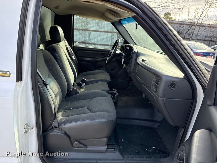 image for item ES5501 2005 Chevrolet Silverado 2500HD utility bed pickup truck