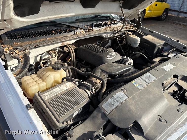 image for item ES5501 2005 Chevrolet Silverado 2500HD utility bed pickup truck