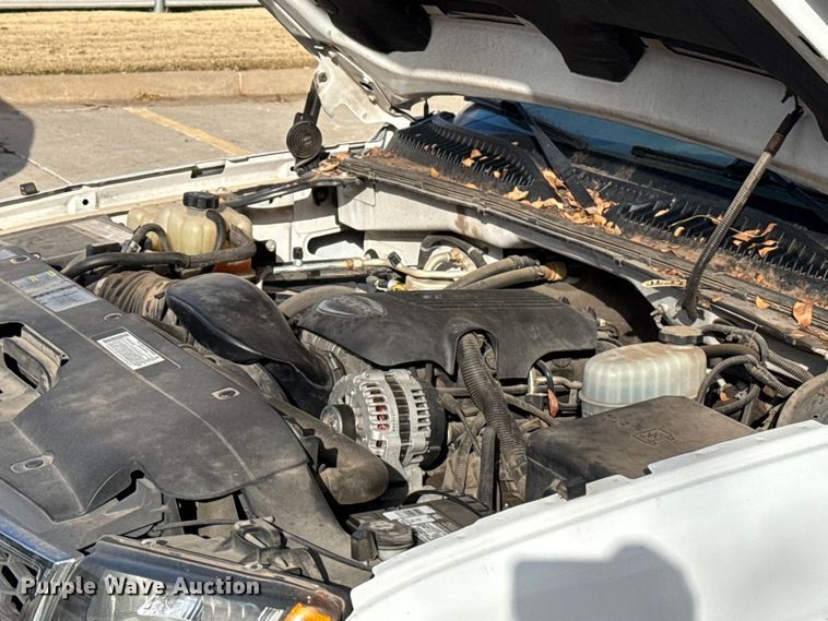 image for item ES5501 2005 Chevrolet Silverado 2500HD utility bed pickup truck