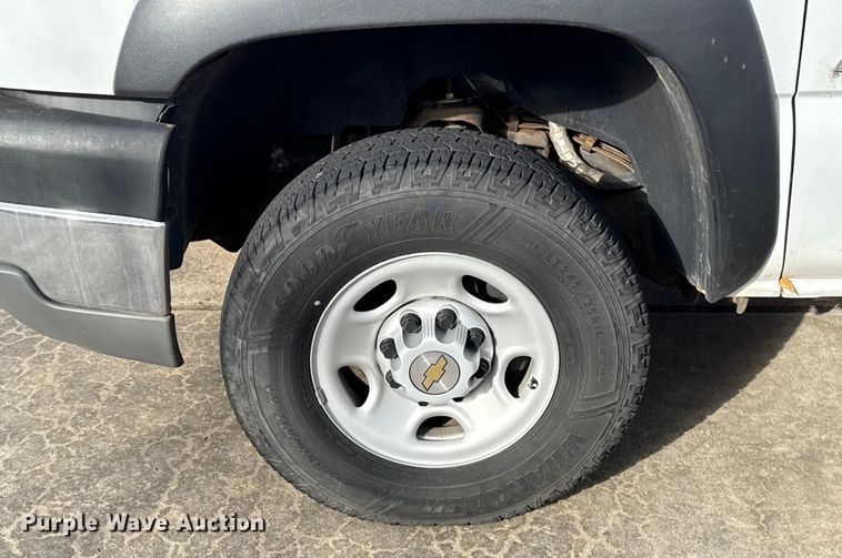 image for item ES5501 2005 Chevrolet Silverado 2500HD utility bed pickup truck