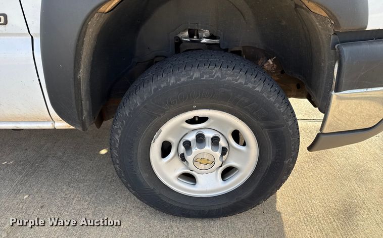 image for item ES5501 2005 Chevrolet Silverado 2500HD utility bed pickup truck