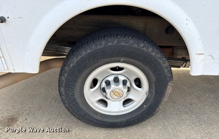 image for item ES5501 2005 Chevrolet Silverado 2500HD utility bed pickup truck