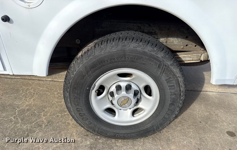 image for item ES5501 2005 Chevrolet Silverado 2500HD utility bed pickup truck