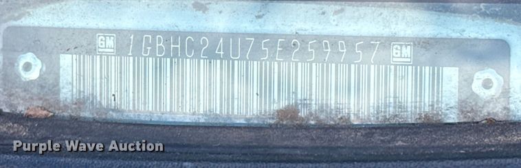 image for item ES5501 2005 Chevrolet Silverado 2500HD utility bed pickup truck