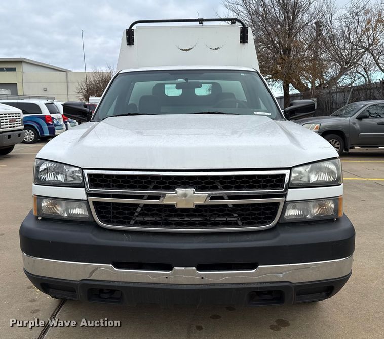 image for item ES5502 2007 Chevrolet Silverado 2500HD utility bed pickup truck