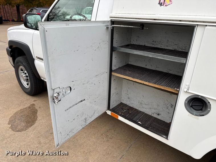 image for item ES5502 2007 Chevrolet Silverado 2500HD utility bed pickup truck