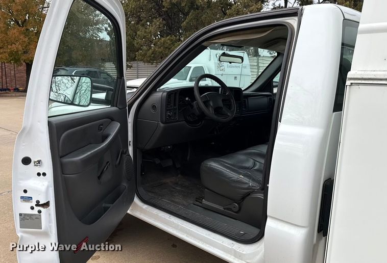 image for item ES5502 2007 Chevrolet Silverado 2500HD utility bed pickup truck