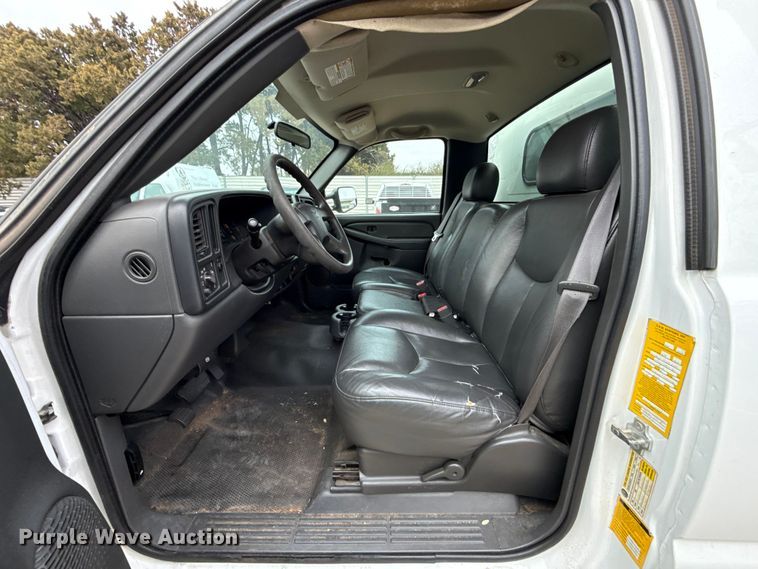 image for item ES5502 2007 Chevrolet Silverado 2500HD utility bed pickup truck