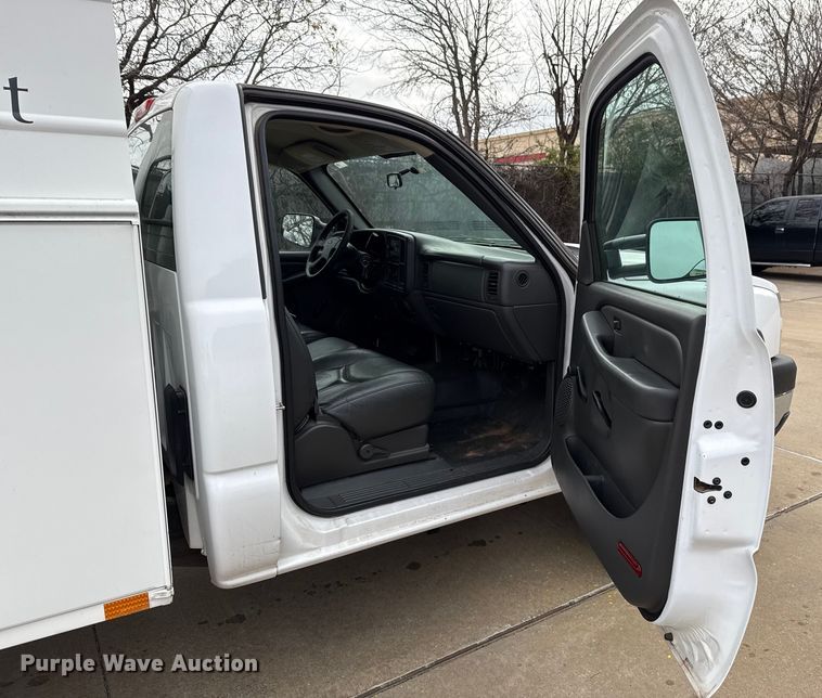 image for item ES5502 2007 Chevrolet Silverado 2500HD utility bed pickup truck