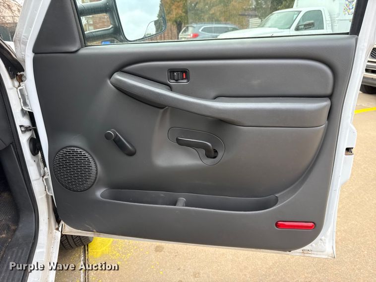 image for item ES5502 2007 Chevrolet Silverado 2500HD utility bed pickup truck