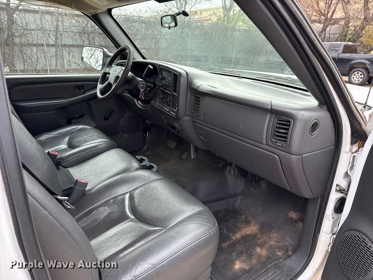 image for item ES5502 2007 Chevrolet Silverado 2500HD utility bed pickup truck