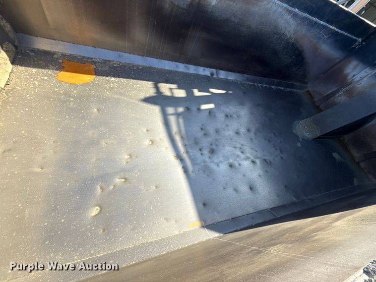 image for item ES5553 2013 Peterbilt 388 dump truck