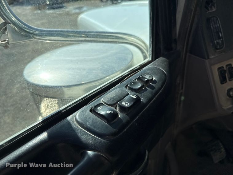 image for item ES5553 2013 Peterbilt 388 dump truck