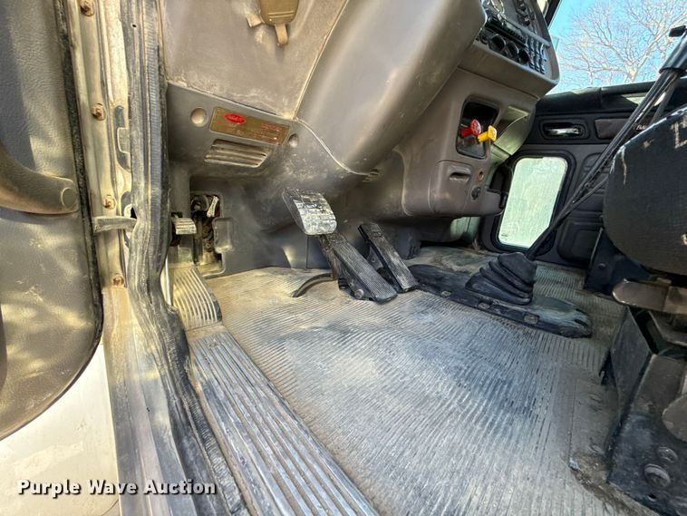 image for item ES5553 2013 Peterbilt 388 dump truck