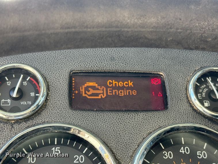 image for item ES5553 2013 Peterbilt 388 dump truck