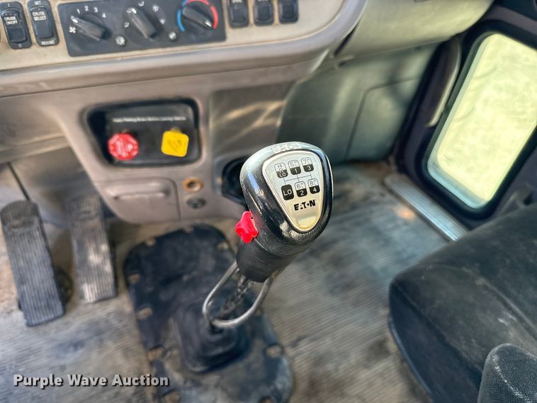 image for item ES5553 2013 Peterbilt 388 dump truck