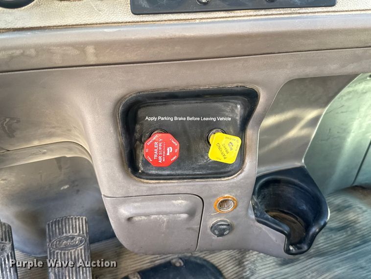 image for item ES5553 2013 Peterbilt 388 dump truck