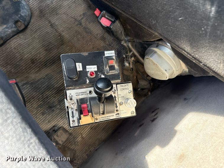 image for item ES5553 2013 Peterbilt 388 dump truck