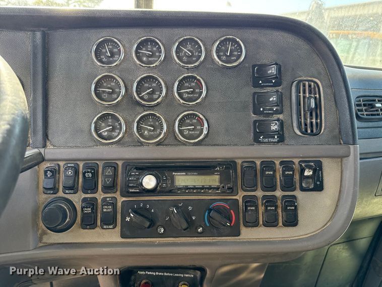 image for item ES5553 2013 Peterbilt 388 dump truck