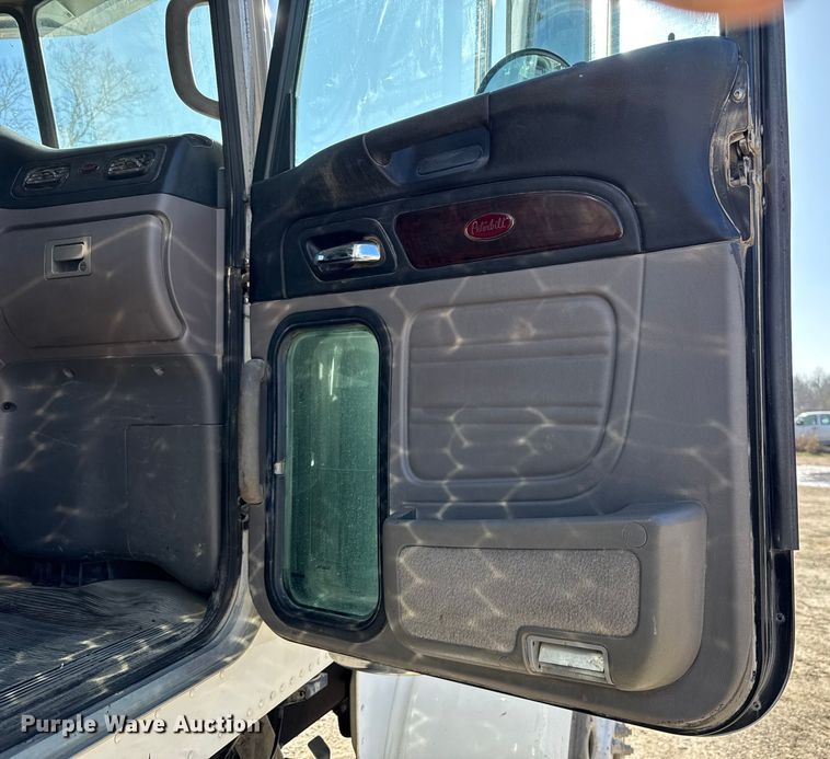 image for item ES5553 2013 Peterbilt 388 dump truck