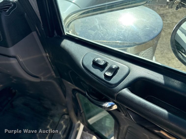 image for item ES5553 2013 Peterbilt 388 dump truck