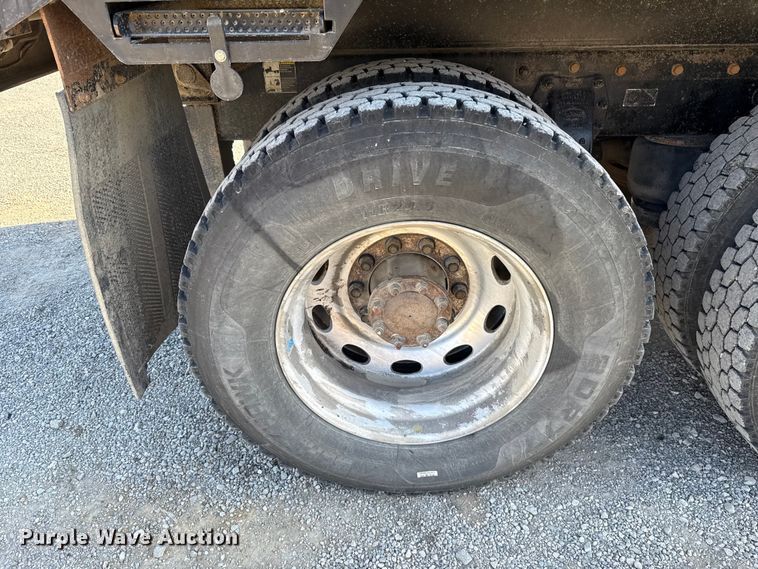 image for item ES5553 2013 Peterbilt 388 dump truck