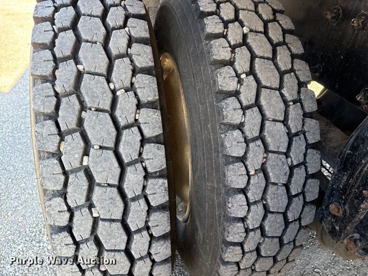 image for item ES5553 2013 Peterbilt 388 dump truck