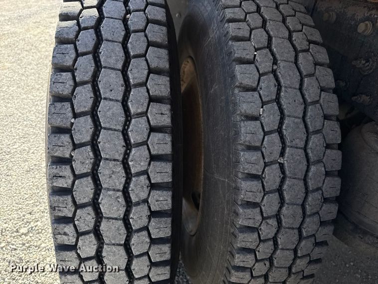 image for item ES5553 2013 Peterbilt 388 dump truck