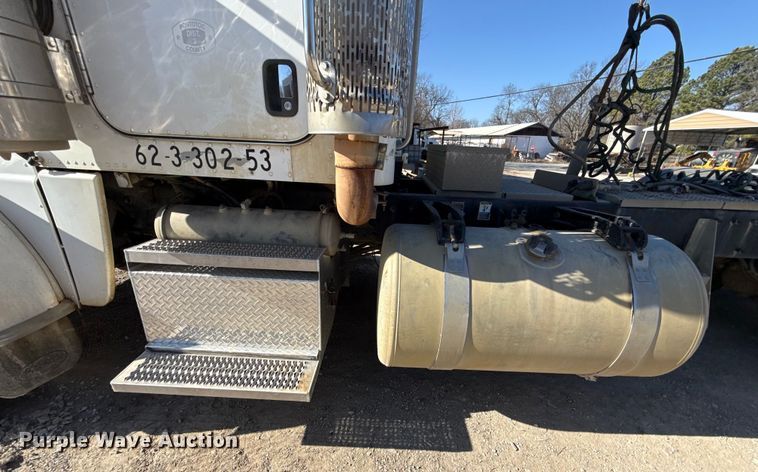 image for item ES5554 2012 Peterbilt 388 semi truck