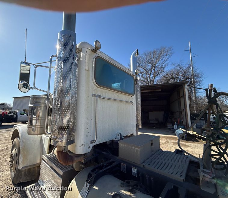 image for item ES5554 2012 Peterbilt 388 semi truck