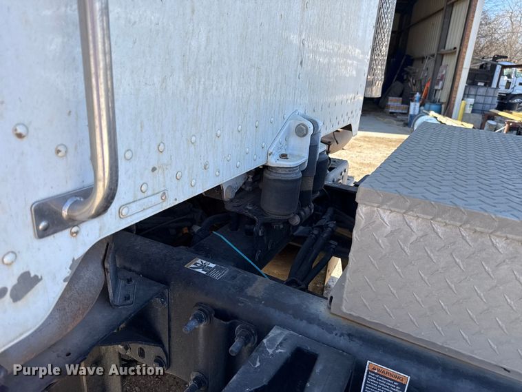 image for item ES5554 2012 Peterbilt 388 semi truck