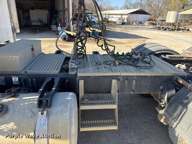 image for item ES5554 2012 Peterbilt 388 semi truck