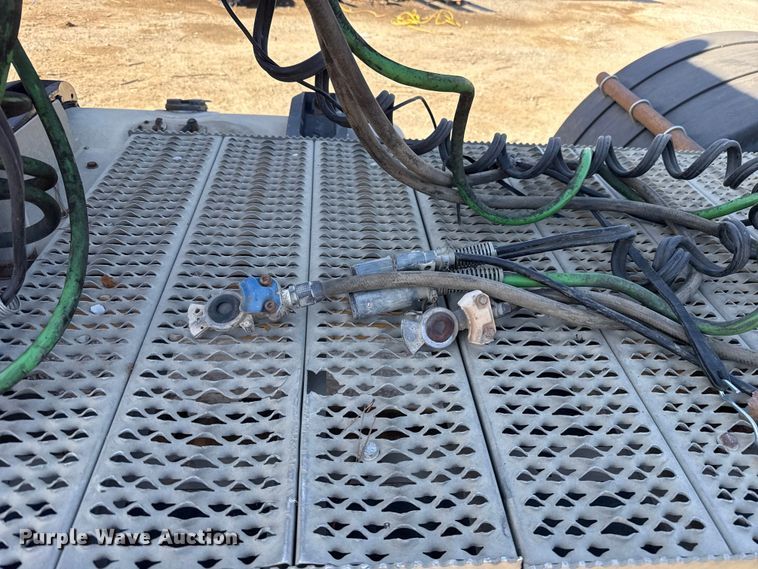 image for item ES5554 2012 Peterbilt 388 semi truck